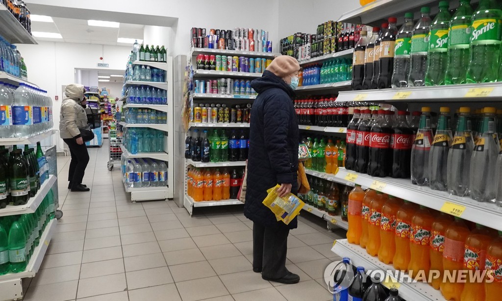 러시아 모스크바 인근 도시 포돌스크의 슈퍼마켓에서 장보는 러시아 시민