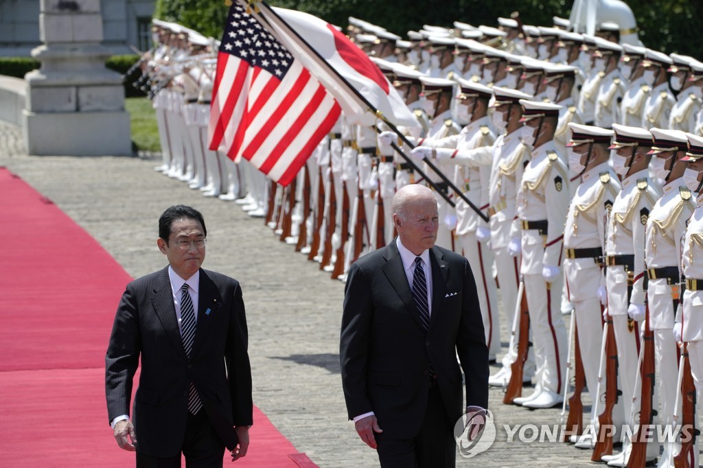 기시다 일본 총리와 의장대 사열하는 바이든 미 대통령