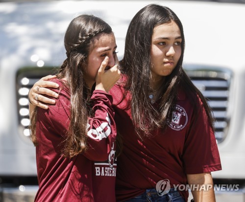 텍사스주 초등학교 추모공간에서 울음을 터뜨리는 여학생