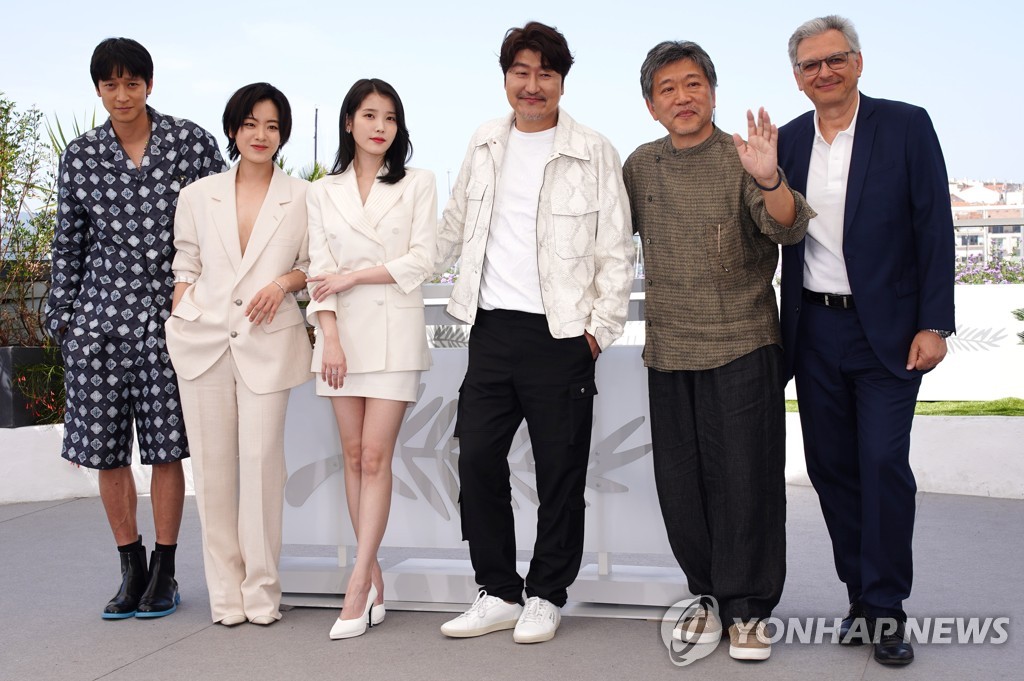 In this EPA photo, director Hirokazu Kore-eda (2nd from R) and cast members of "Broker" attend a photo call session during the 75th Cannes Film Festival in Cannes, France on May 27, 2022. (Yonhap)