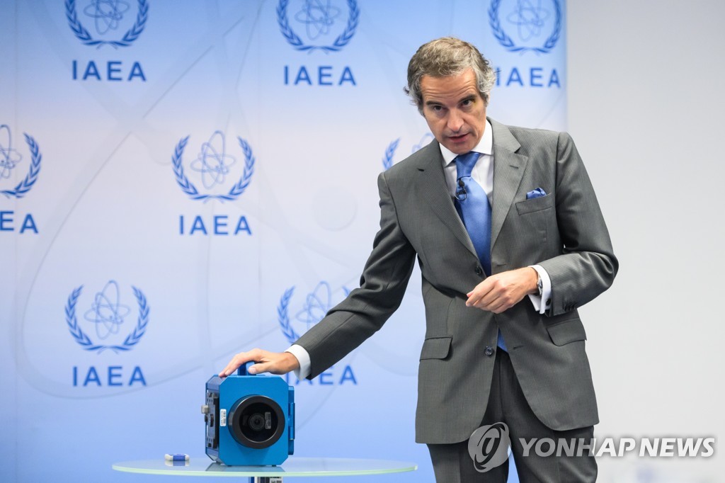 핵활동 감시 카메라 설명하는 IAEA 사무총장