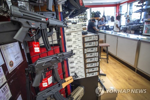 '전쟁무기' 돌격소총까지 판매되는 미국 총기상점