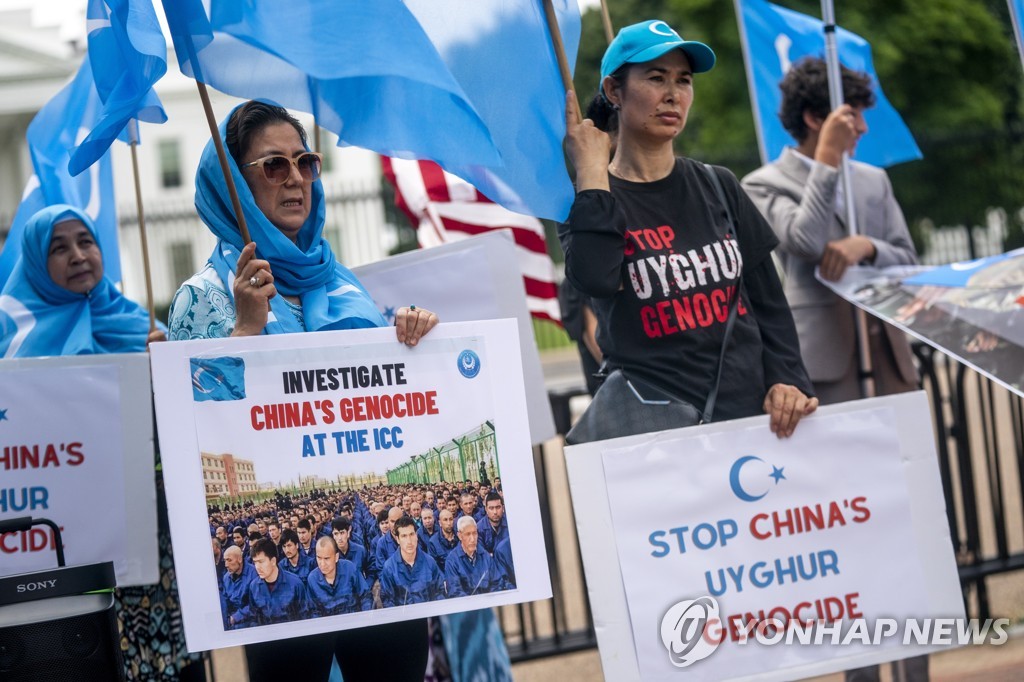중국의 인권 탄압에 항의하는 미국의 위구르족 시위대