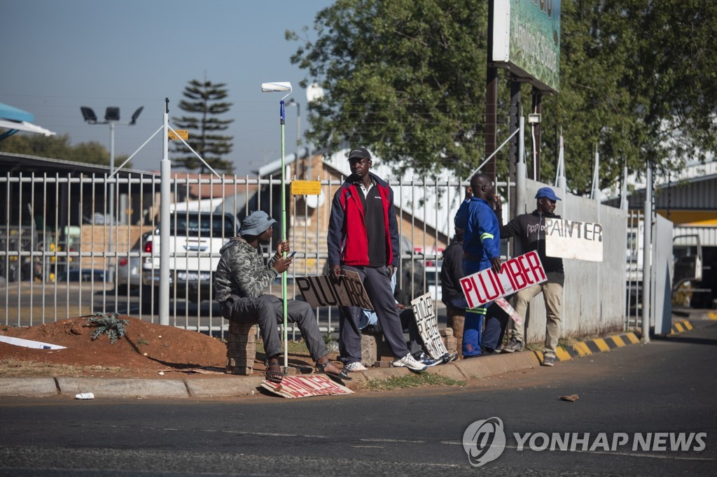 지난 8월 요하네스버그에서 일감을 기다리는 남아공 실업자들