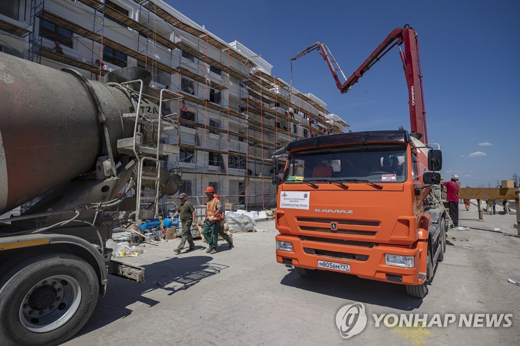 '러 점령' 우크라 마리우폴에 대단지 아파트 신축 공사