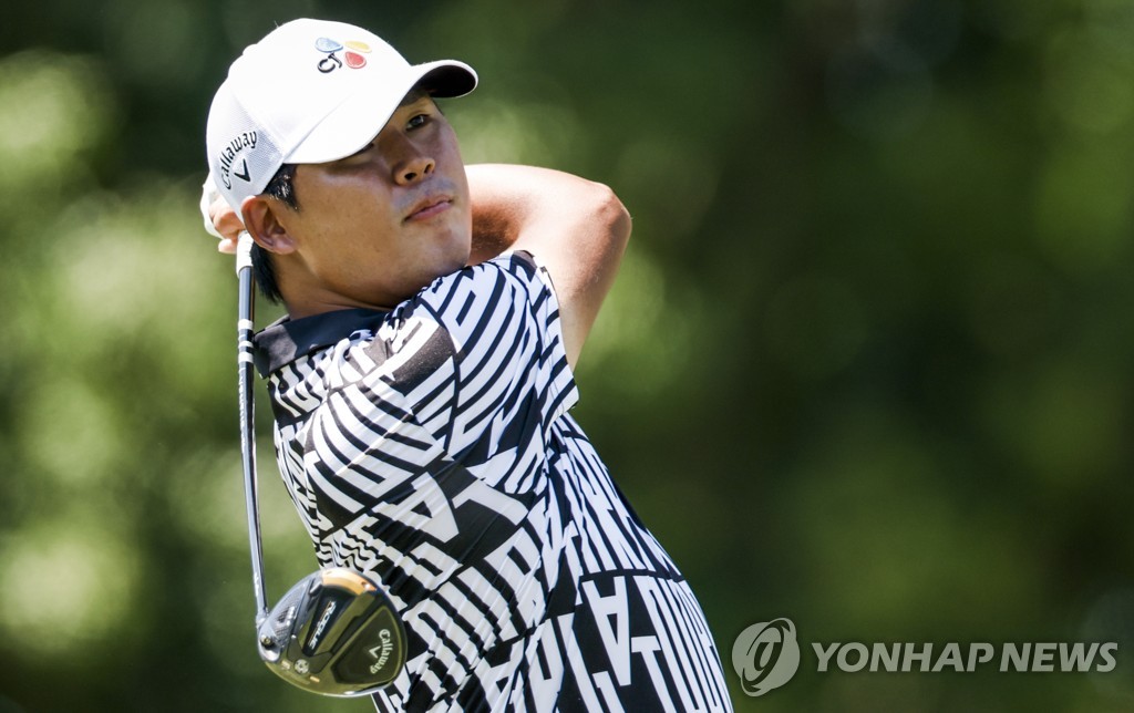 In this EPA photo, Kim Si-woo of South Korea tees off on the 13th hole during the second round of the FedEx St. Jude Championship at TPC Southwind in Memphis on Aug. 12, 2022. (Yonhap)