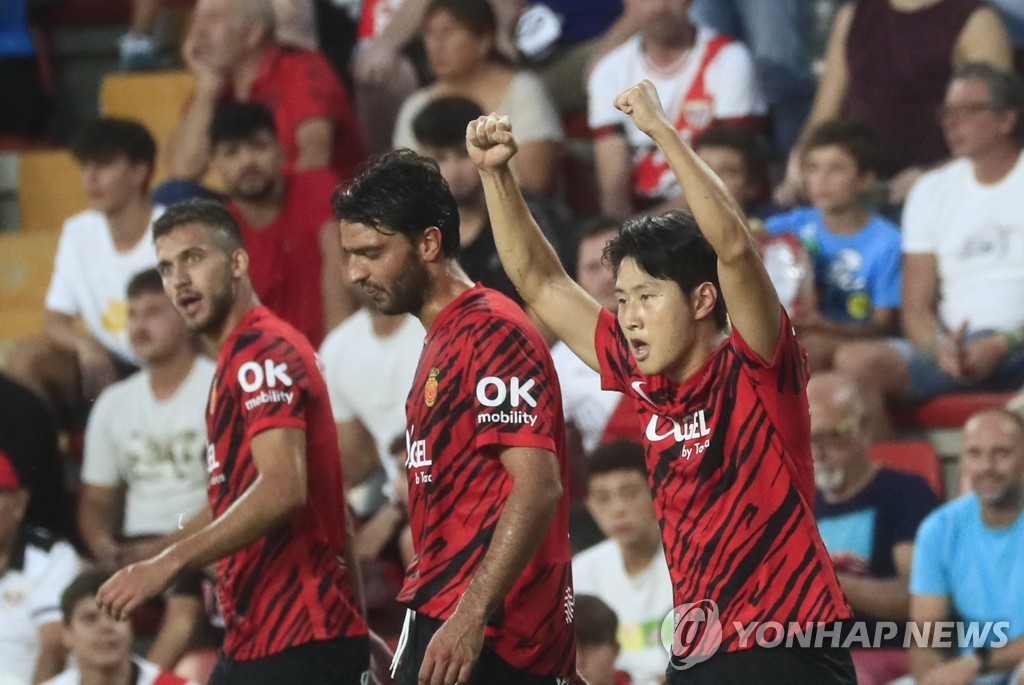 In this EPA photo, Lee Kang-in of RCD Mallorca (R) celebrates after scoring against Rayo Vallecano during the clubs' La Liga match at Estadio de Vallecas in Madrid on Aug. 27, 2022. (Yonhap)