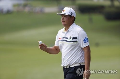 In this EPA photo, Im Sung-jae of South Korea celebrates his birdie putt on the sixth hole during the final round of the Tour Championship at East Lake Golf Club in Atlanta on Aug. 28, 2022. (Yonhap)