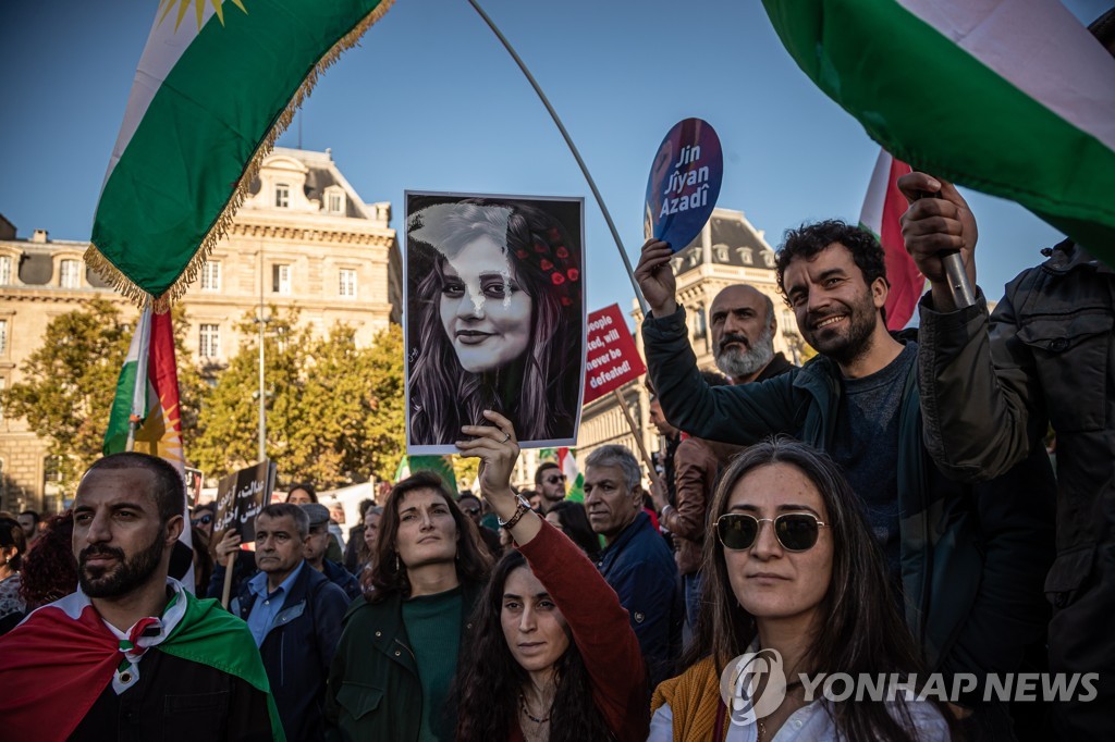 프랑스 파리에서 열린 이란 '히잡 의문사' 규탄 시위
