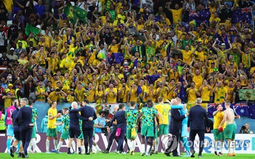 사커루 팬들과 함께 16강 진출 자축하는 호주 대표팀 
