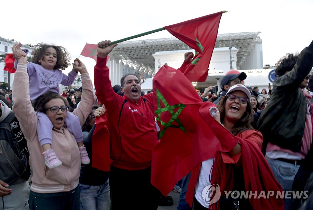 모로코 사상 첫 4강행에 환호하는 라바트의 축구팬들