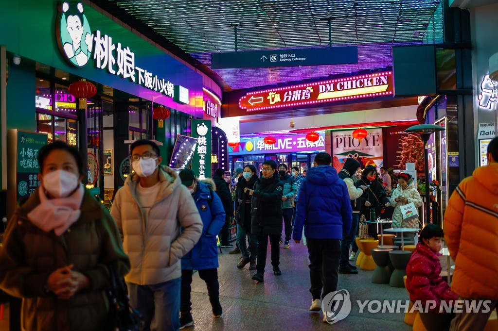 중국 베이징의 쇼핑가를 지나는 시민들