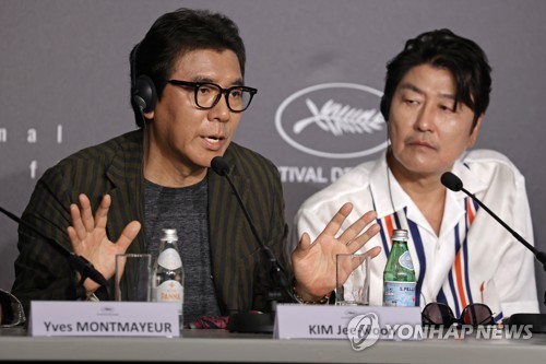 '거미집'으로 제76회 칸국제영화제에 초청된 김지운 감독(왼쪽)과 배우 송강호