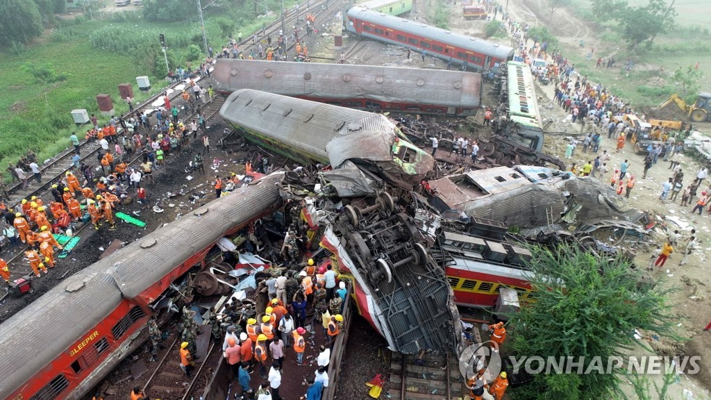 '288명 사망'…인도 동부 오디샤주 열차 3중 충돌 참사