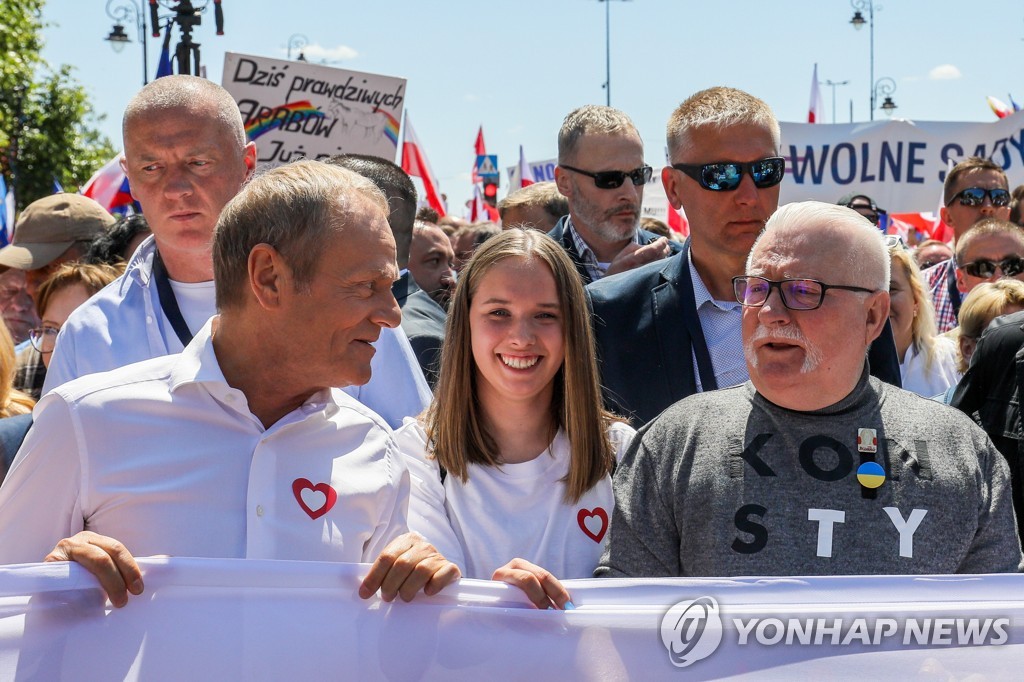 폴란드 반정부 시위 참석한 투스크 전 총리와 바웬사 전 대통령