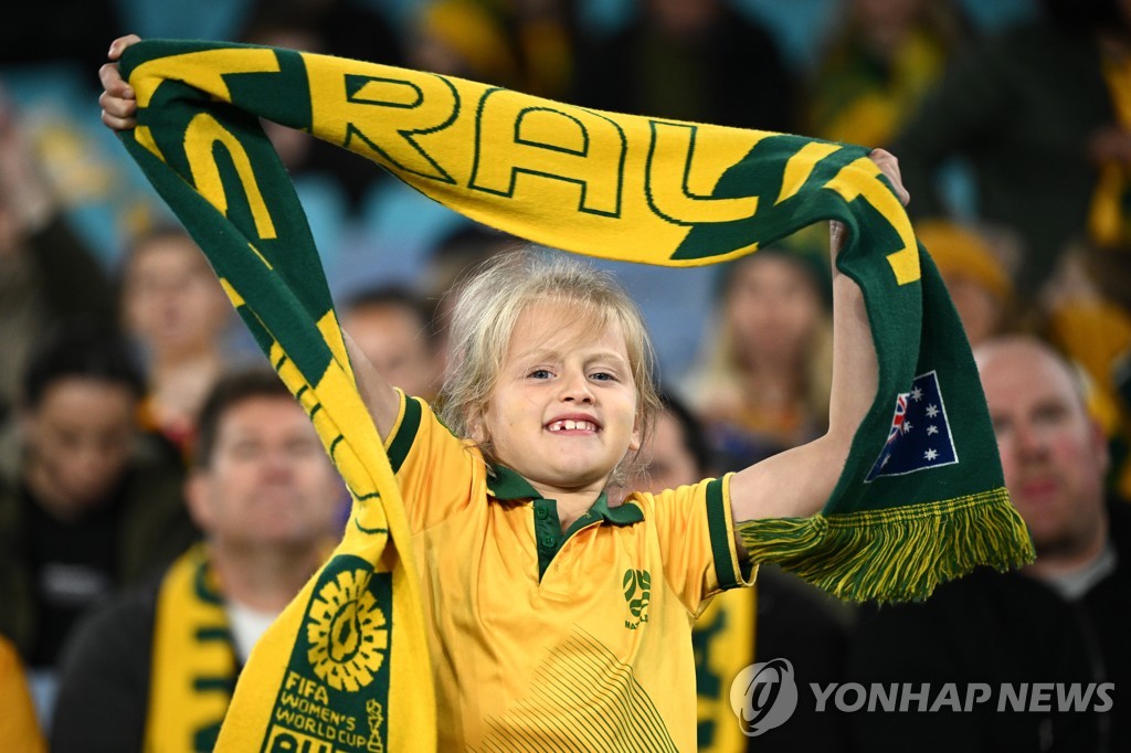 호주 여자축구대표팀을 응원하는 어린이 팬