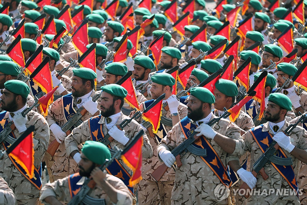 '43주년 맞아'…이란 혁명수비대, 이란·이라크 전쟁 연례 열병식