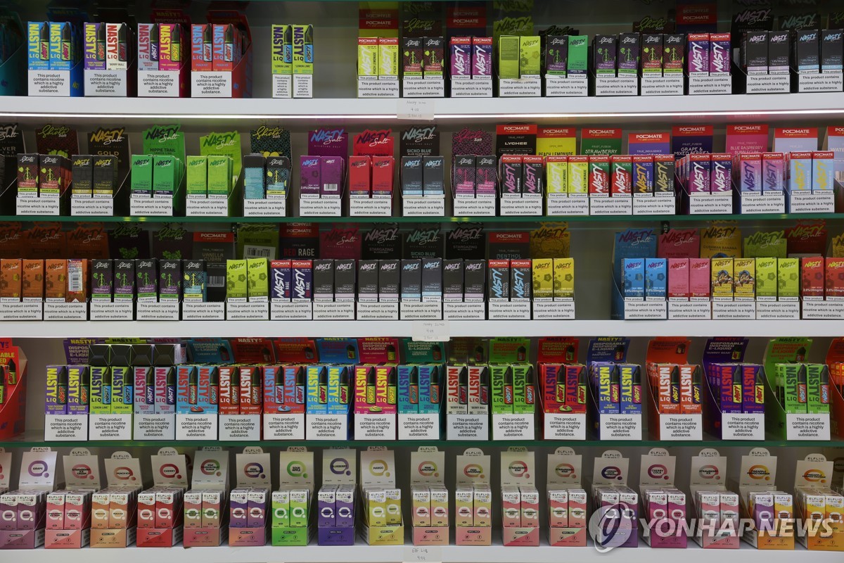 영국 런던의 한 가게에 진열된 전자담배