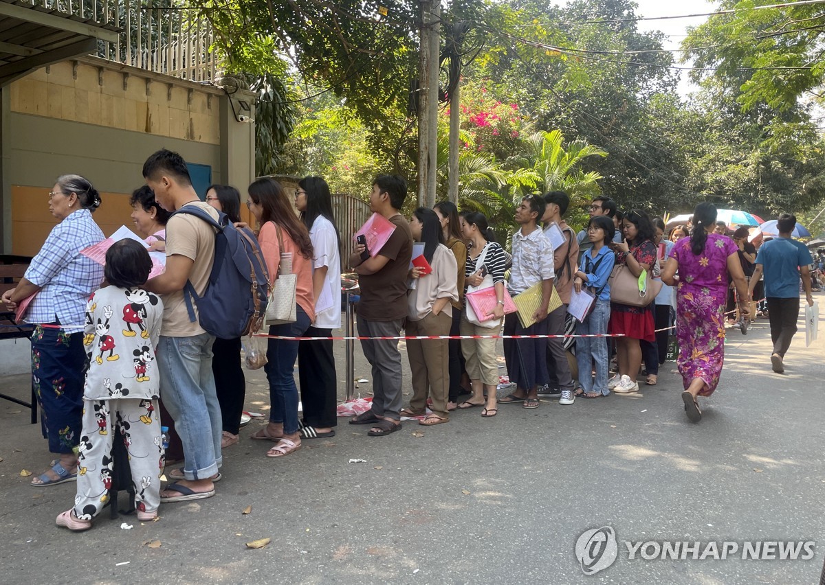 주미얀마 태국대사관 앞 비자 신청 대기자들