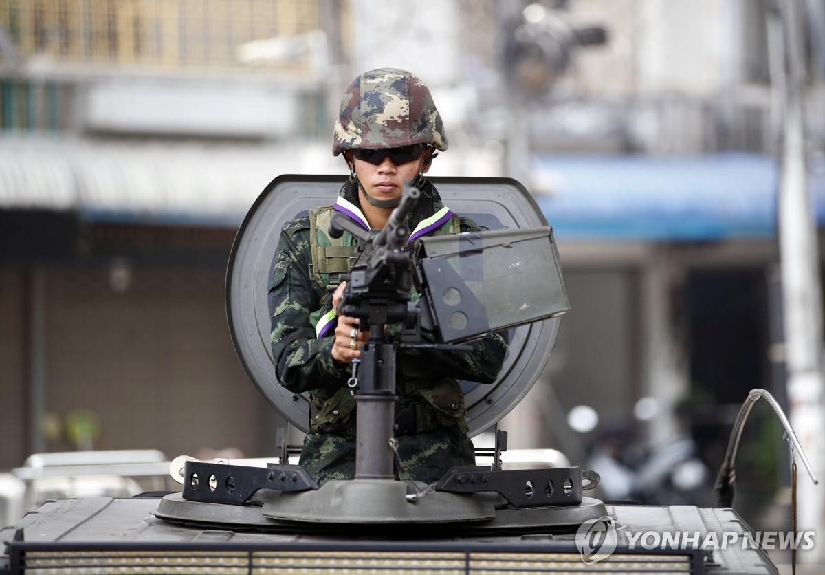 미얀마와 국경에서 경계 근무하는 태국군 병사