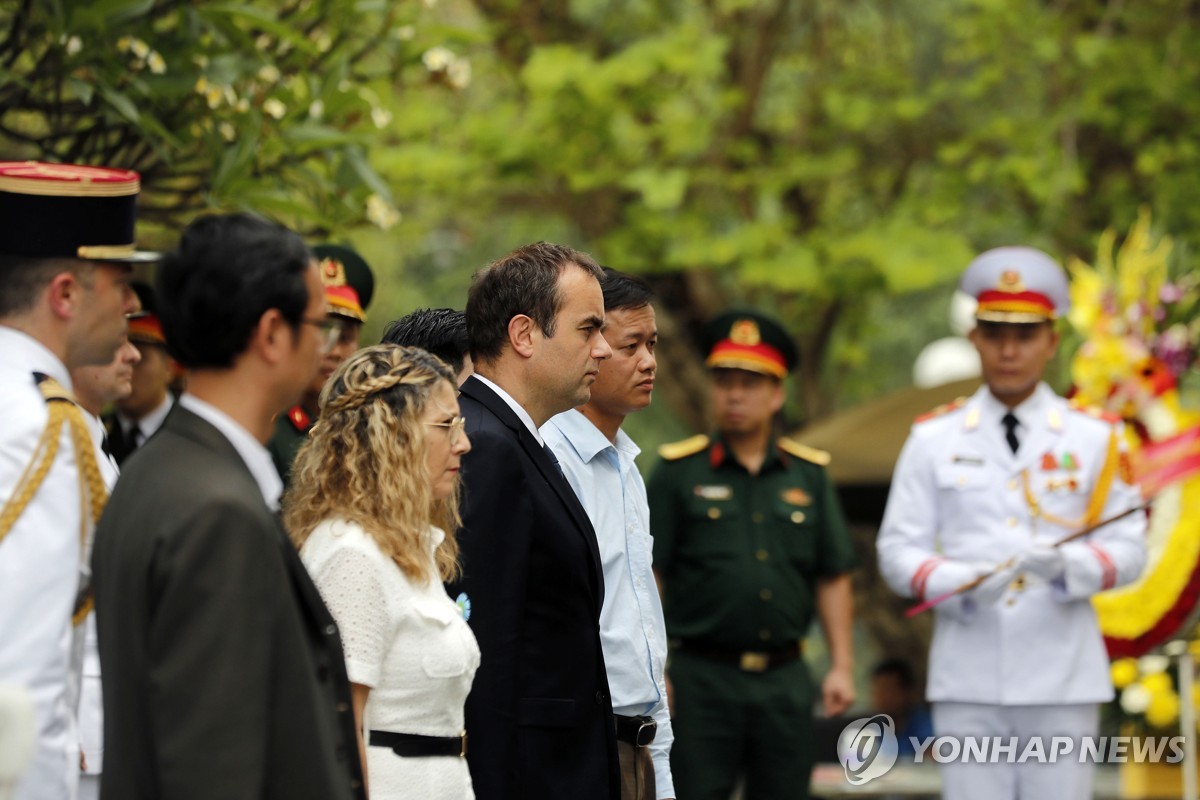 디엔비엔푸 전투 70주년 기념식에 참석한 프랑스 국방장관