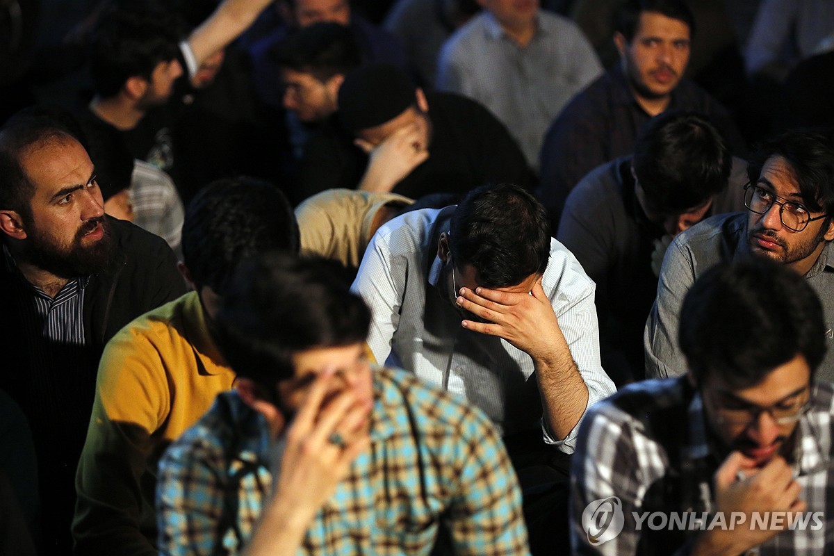 19일(현지시간) 저녁 테헤란의 한 광장에 모인 군중이 라이시 대통령을 위해 기도하는 모습.