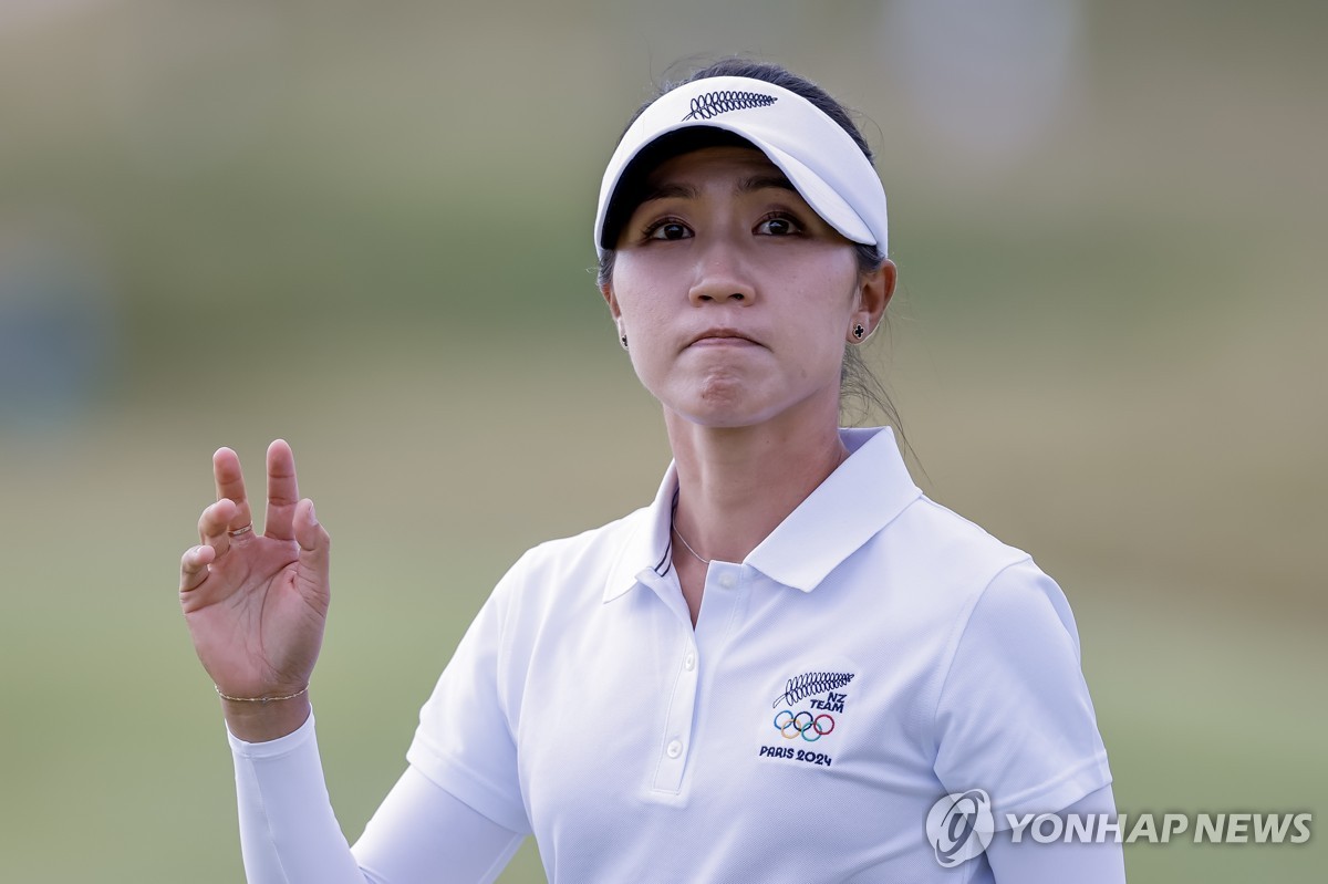 1라운드 마치고 인사하는 리디아 고