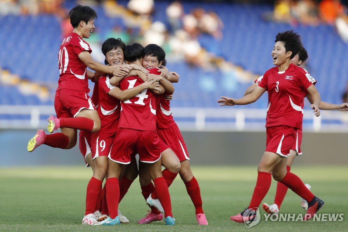 득점 후 기뻐하는 북한 U-20 여자축구대표팀 선수들