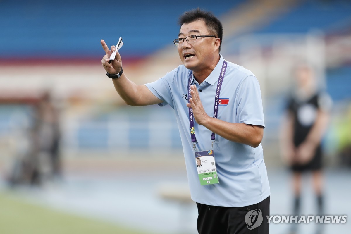 작전을 지시하는 북한 U-20 여자축구대표팀의 리성호 감독