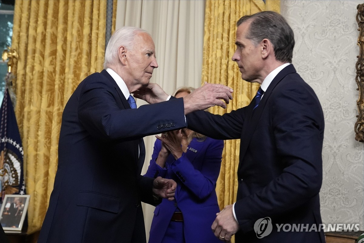 조 바이든 미국 대통령(왼쪽)과 차남 헌터.