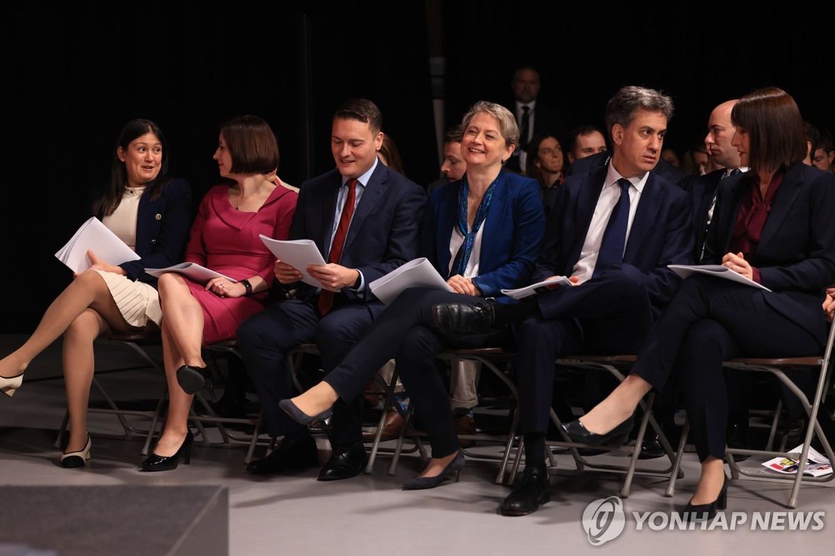 英 스타머정부 출범 1년…외교 호평에도 우익당에 지지율…