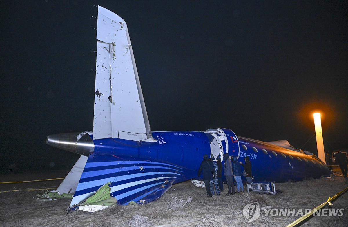 카자흐스탄서 발견된 추락 여객기 잔해