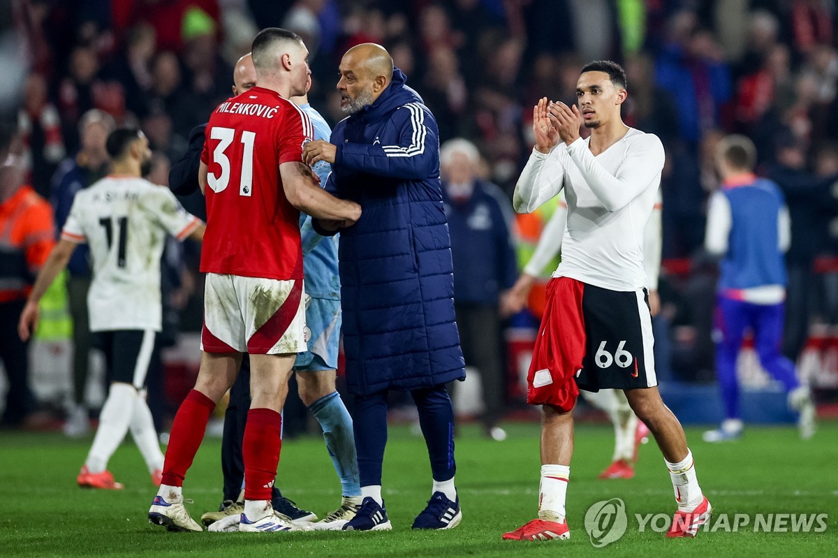 선수들을 격려하는 노팅엄의 누누 이스피리투 산투 감독