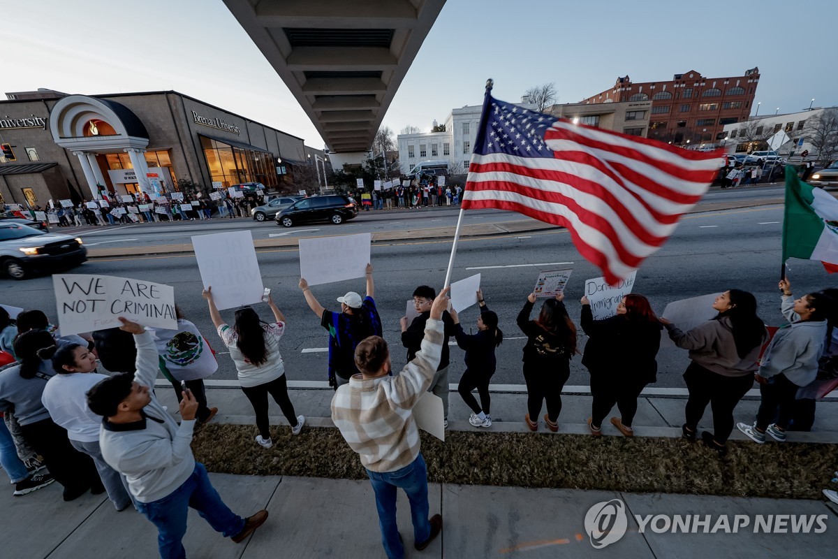 지난 1월 29일(현지시간) 미국 조지아주 게인즈빌에서 도널드 트럼프 미국 행정부의 이민 단속과 강제 추방에 반대하는 시위가 열리고 있다. [EPA=연합뉴스 자료사진]