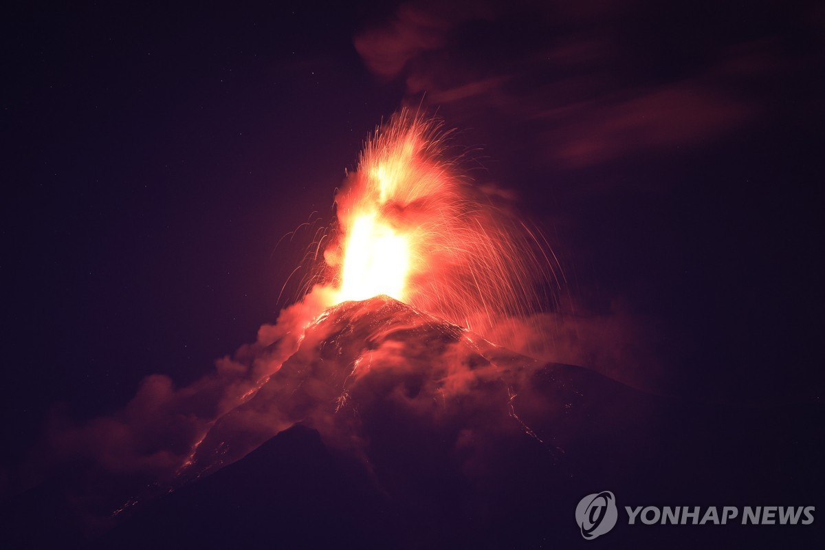 10일(현지시간) 분화하는 푸에고 화산