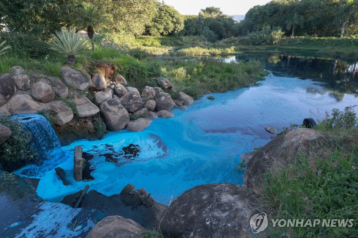 염료 유입으로 파랗게 변한 하천