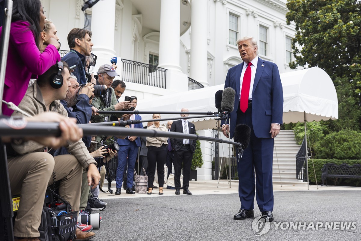 취재진과 문답하는 트럼프