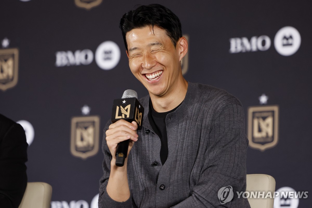기자회견에서 미소 짓는 손흥민