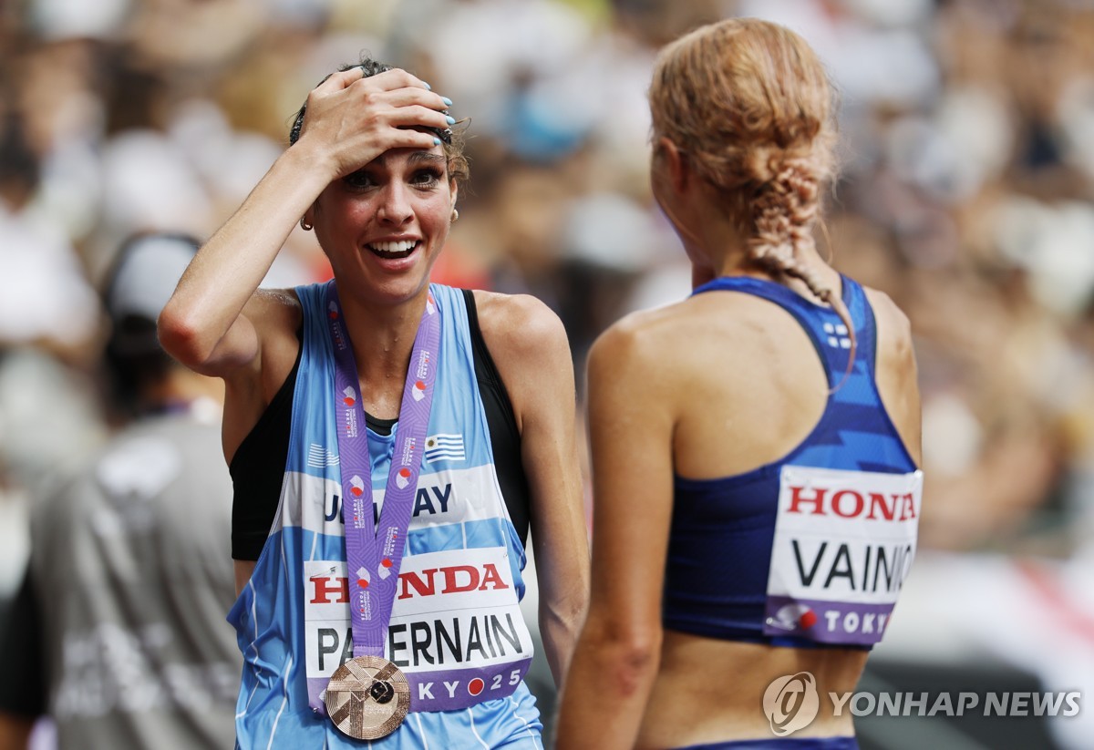 동메달을 목에 걸고 기뻐하는 파테르나인