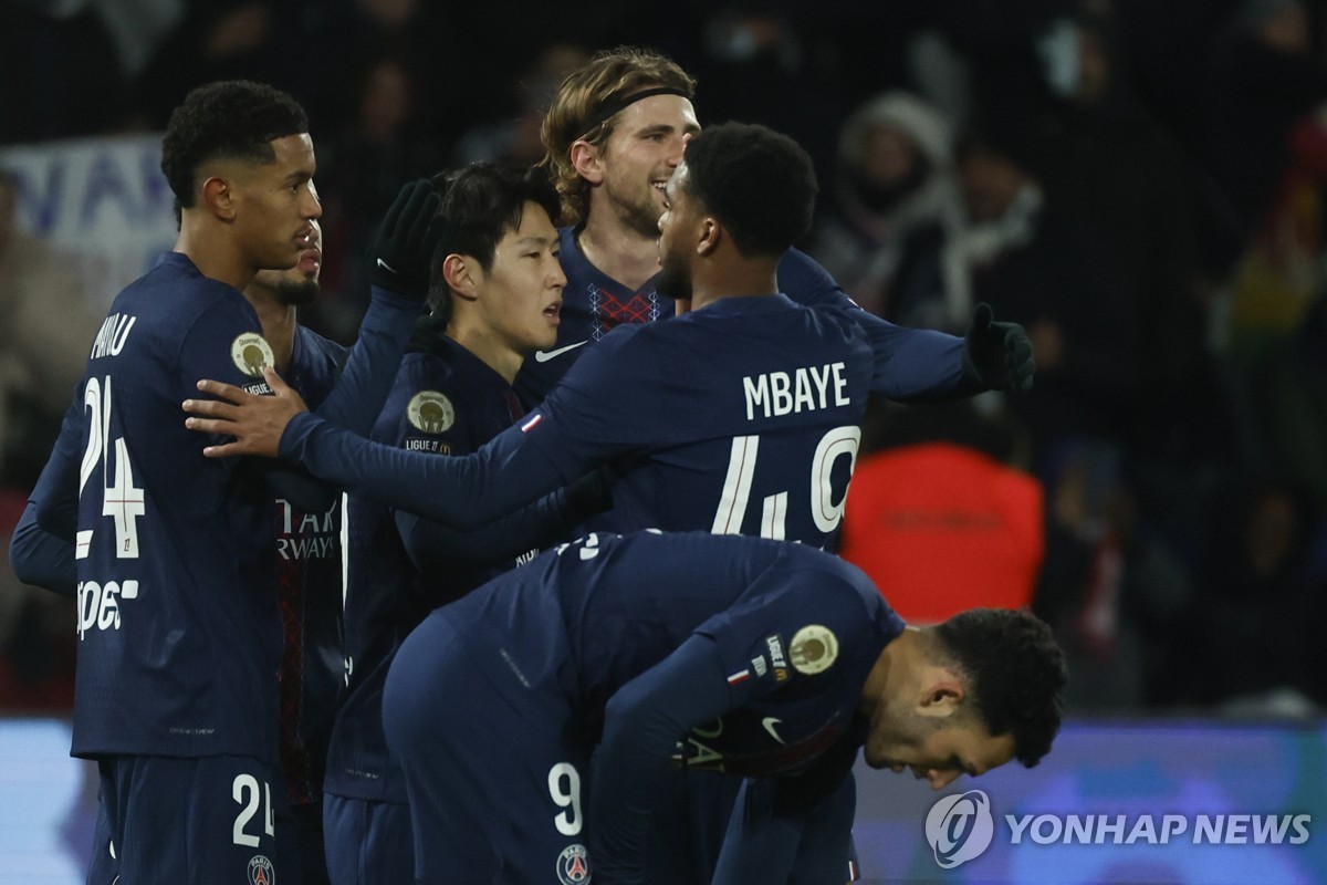 르아브르전에서 골 넣고 동료 축하 받는 이강인