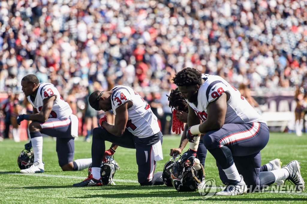 NFL 선수들의 무릎꿇기 모습.
