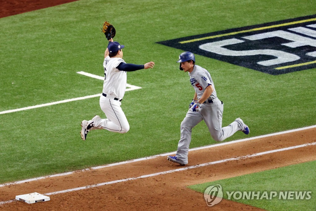 In this Getty Images file photo from Oct. 23, 2020, Tampa Bay Rays first baseman Choi Ji-man (L) makes a leaping grab on a throw from third baseman Joey Wendle, with Corey Seager of the Los Angeles Dodgers running, during the top of the fourth inning of Game 3 of the World Series at Globe Life Field in Arlington, Texas. (Yonhap)