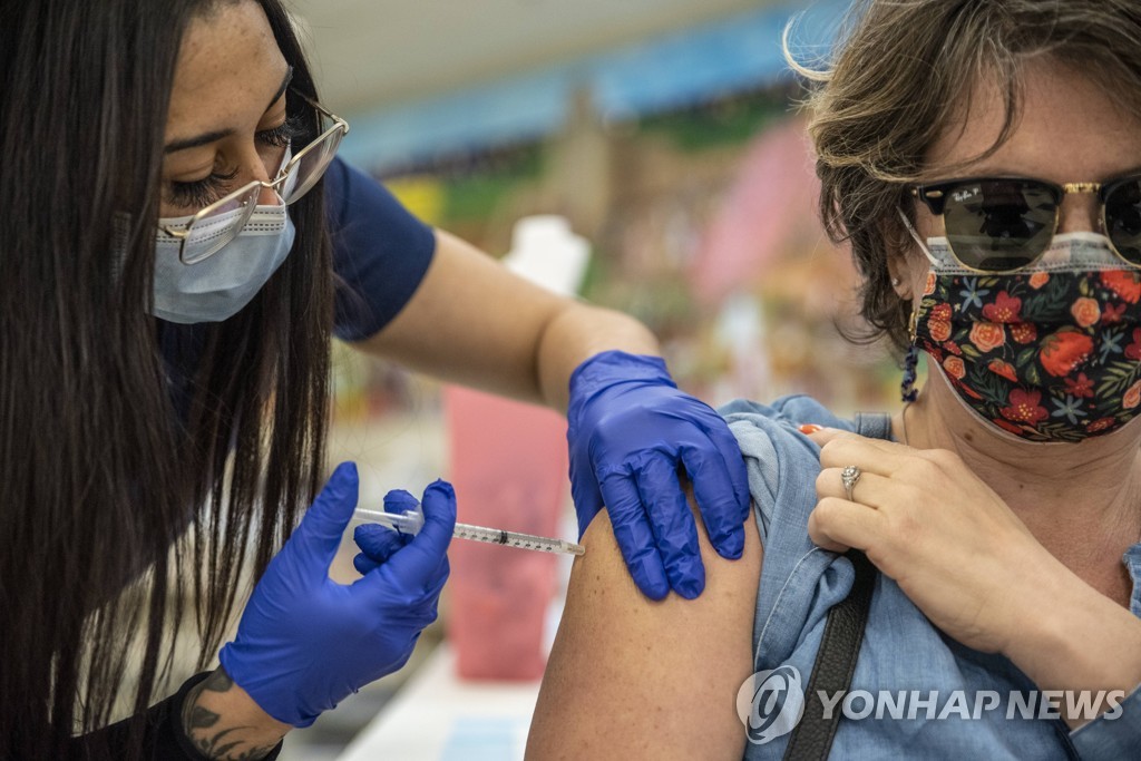 미국 텍사스주 샌안토니오에서 코로나19 모더나 백신을 맞는 한 여성