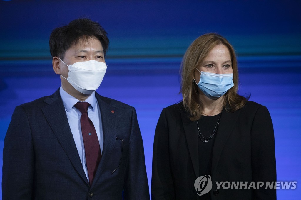 메리 배라 제너럴모터스 CEO와 김동명 LG에너지솔루션 부사장