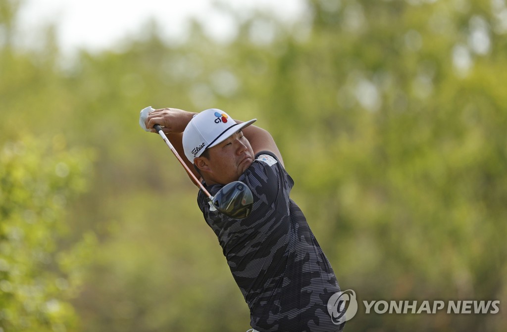 In this Getty Images photo, Im Sung-jae of South Korea tees off on the second hole during the third round of the Zurich Classic of New Orleans at TPC Louisiana in Avondale, Louisiana, on April 23, 2022. (Yonhap)