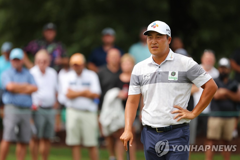 In this Getty Images file photo from Aug. 25, 2022, Lee Kyoung-hoon of South Korea looks at the first green during the first round of the Tour Championship at East Lake Golf Club in Atlanta. (Yonhap)
