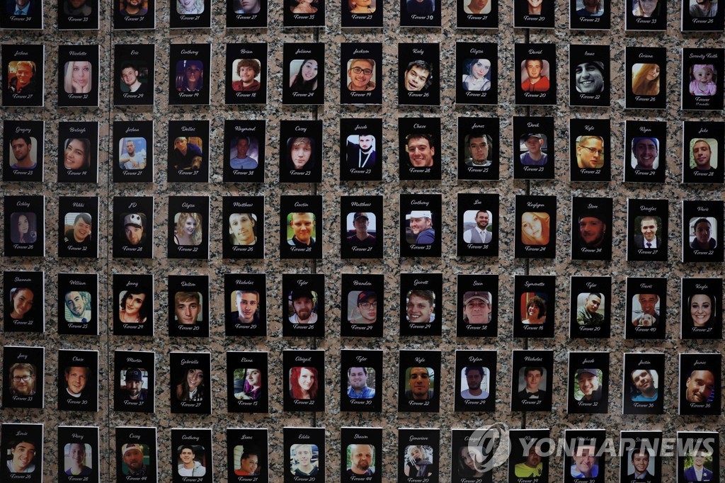 마약 펜타닐 관련 사망자 사진이 부착된 미국 마약단속국 벽면