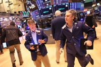 NYSE 입회장에 있는 트레이더들의 모습