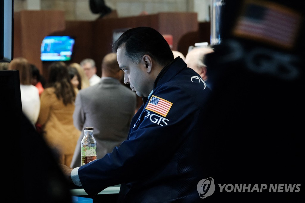 NYSE 입회장에 근무하는 트레이더의 모습