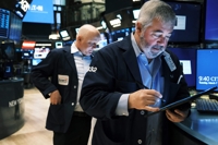 NYSE 입회장에서 일하는 트레이더들의 모습